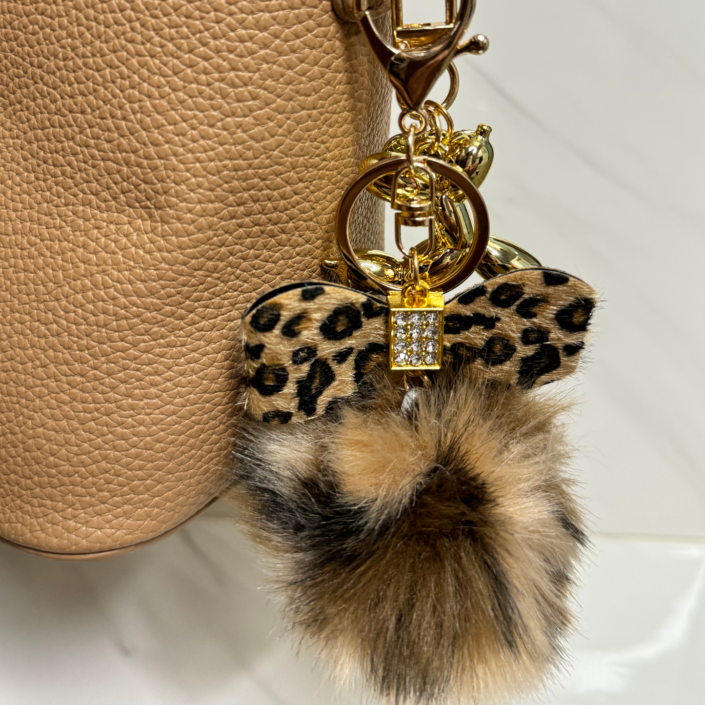 Cartera mediana Crossbody con charms decorativos