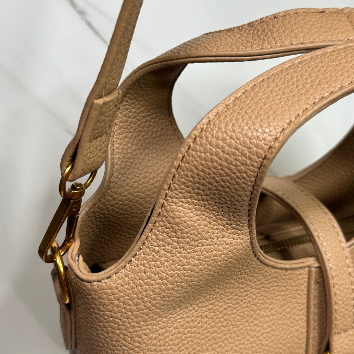 Cartera mediana Crossbody con charms decorativos