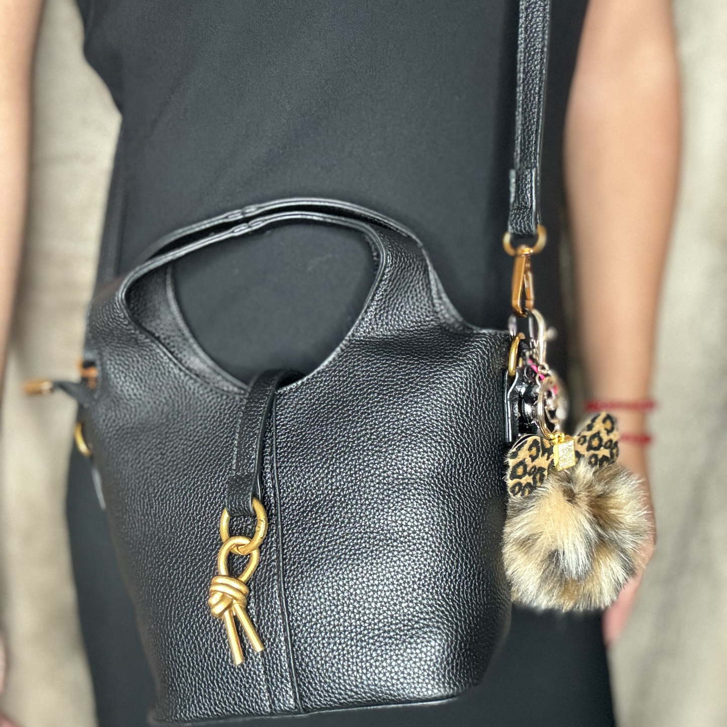 Cartera mediana Crossbody con charms decorativos