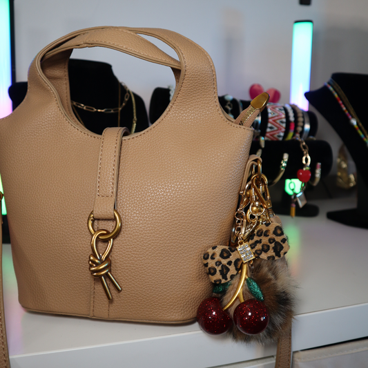 Cartera mediana Crossbody con charms decorativos