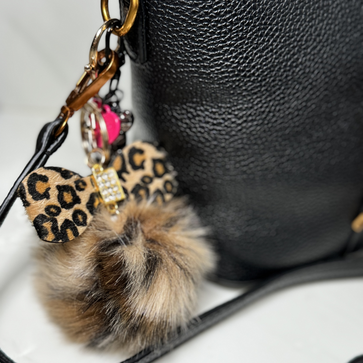 Cartera mediana Crossbody con charms decorativos