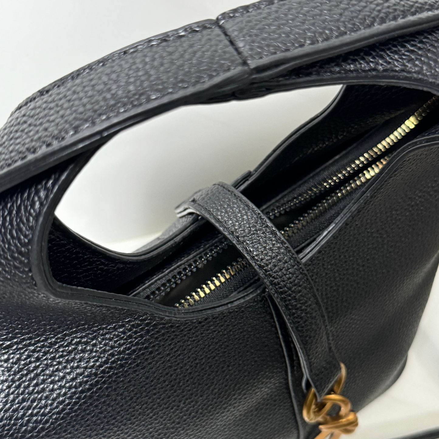 Cartera mediana Crossbody con charms decorativos