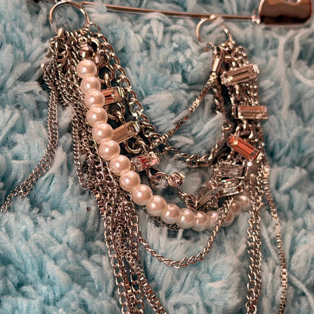 ✨ Prendedor Glam con Perlas, Cadenas y Cristales
