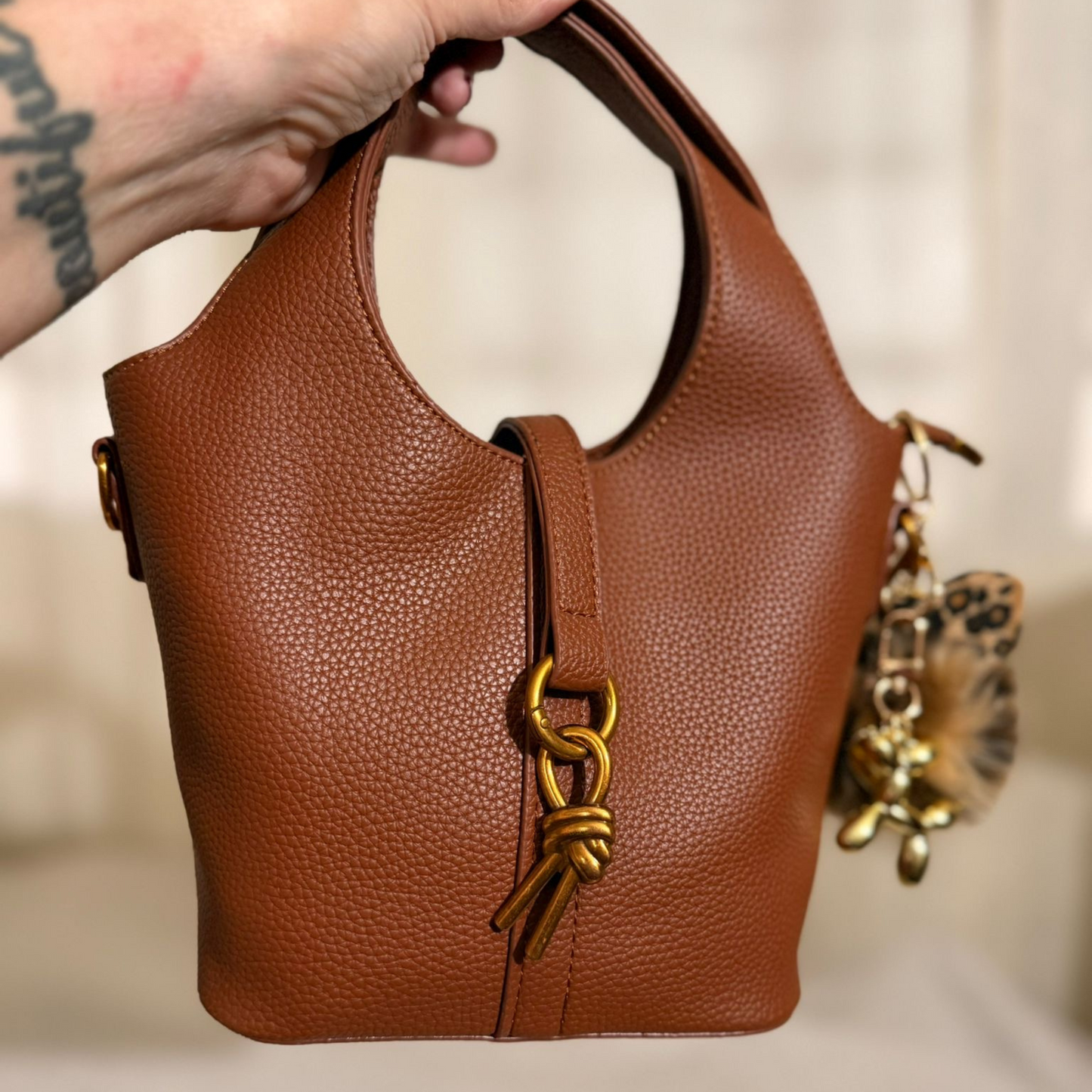 Cartera mediana Crossbody con charms decorativos