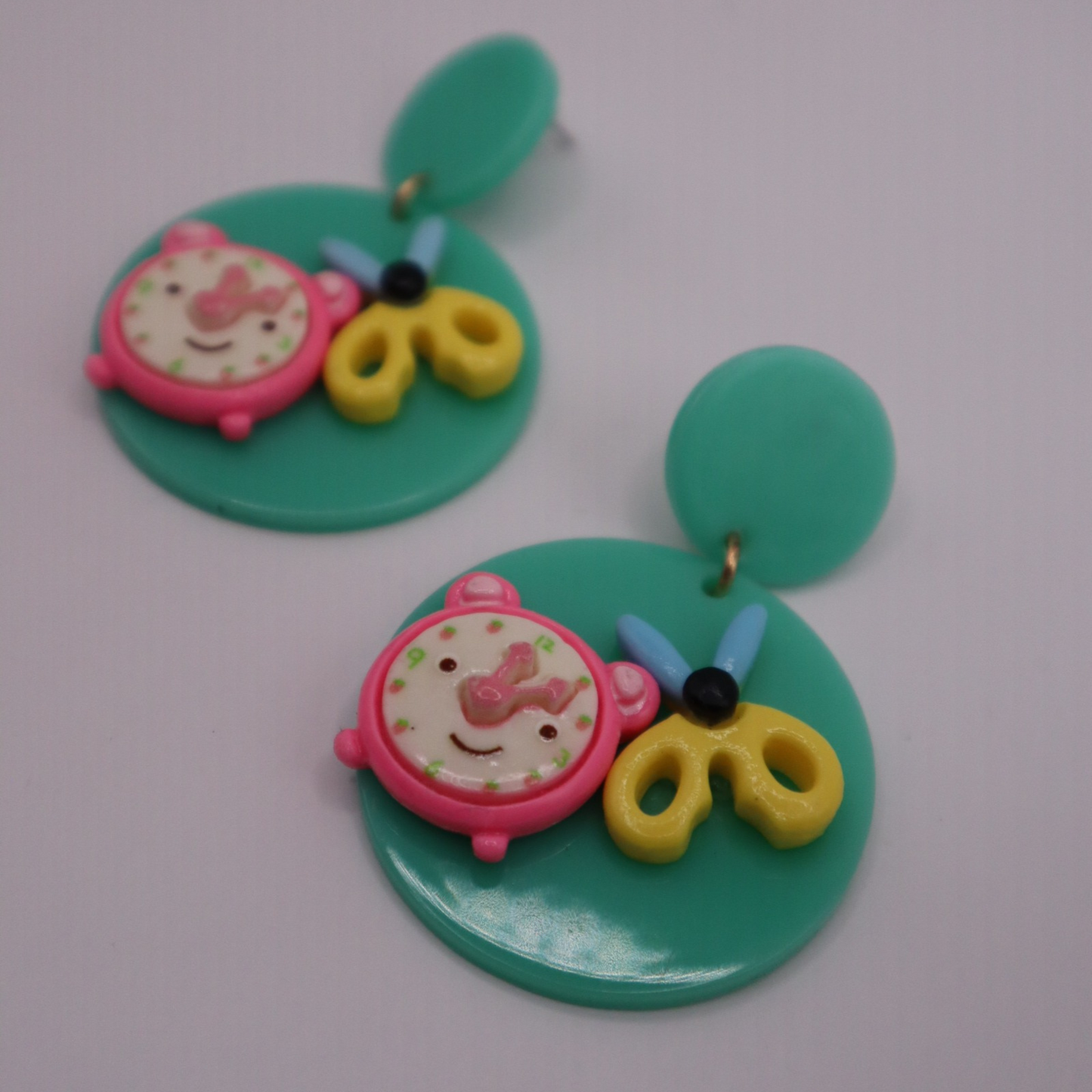 Funny colorfull earrings | Aretes coloridos para educadoras