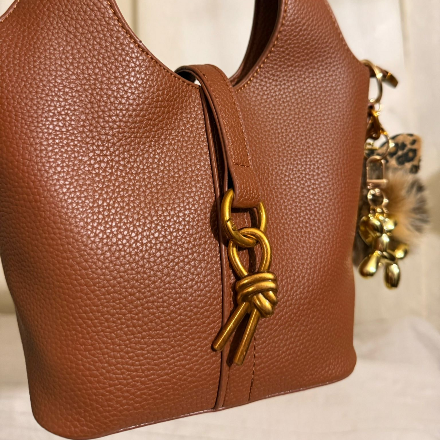 Cartera mediana Crossbody con charms decorativos