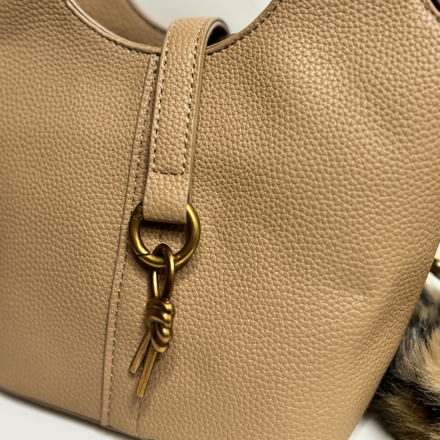 Cartera mediana Crossbody con charms decorativos