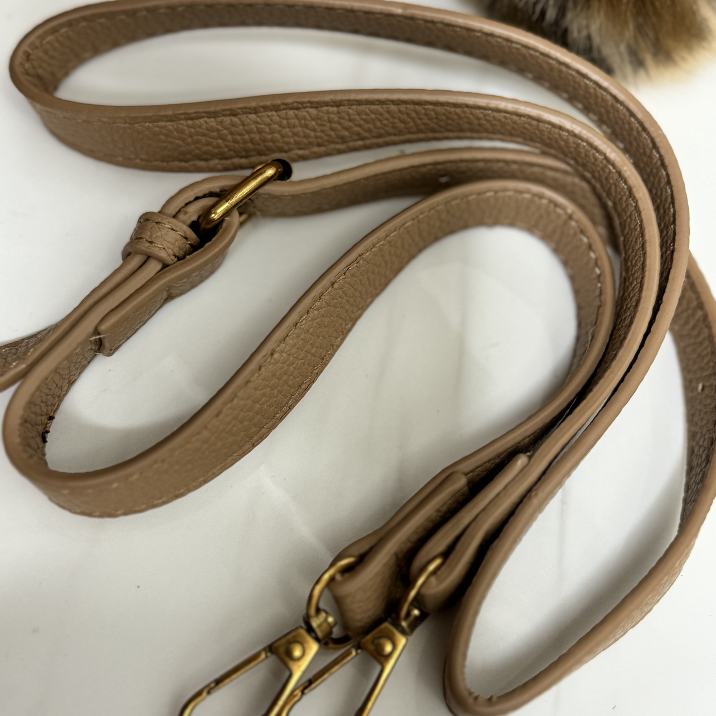 Cartera mediana Crossbody con charms decorativos