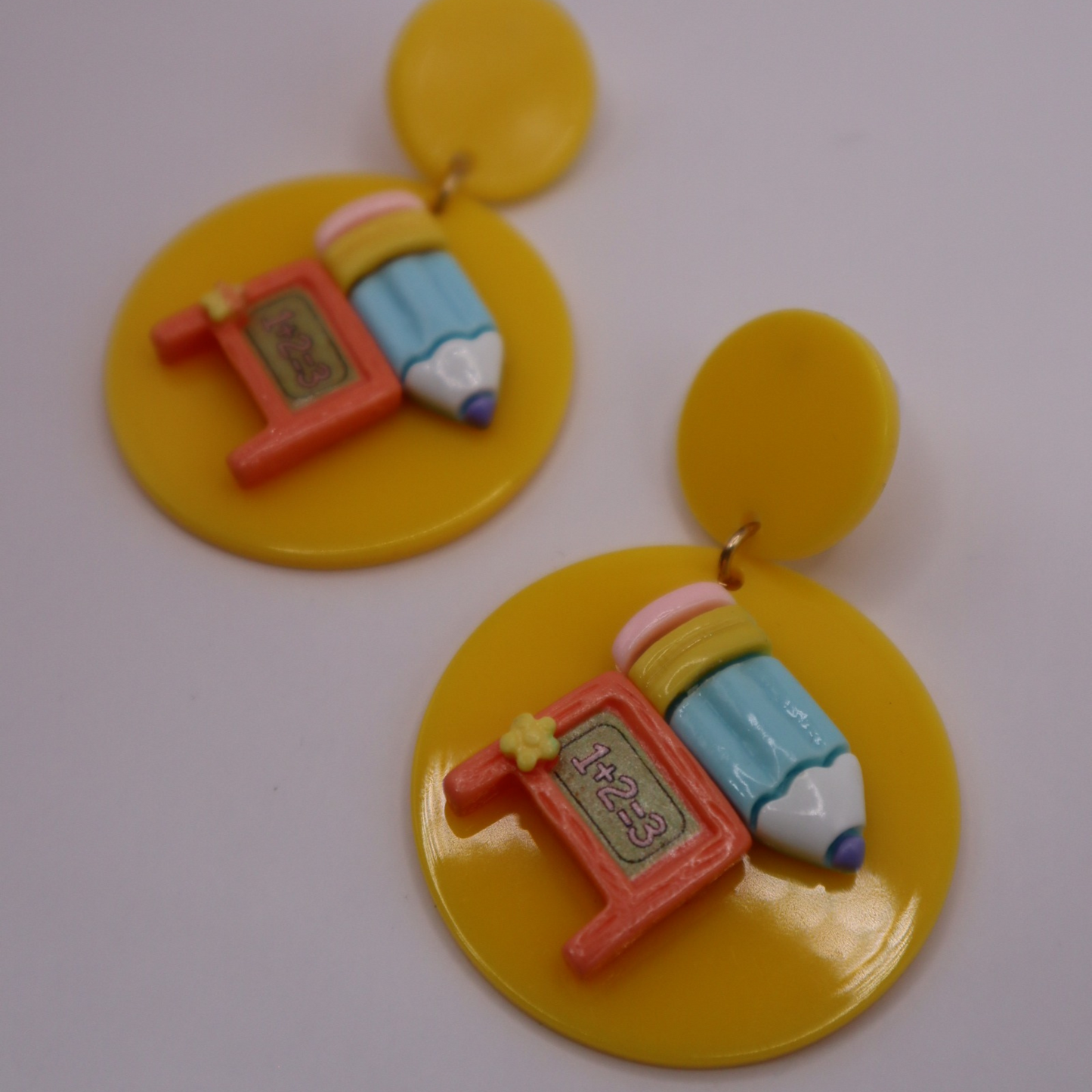 Funny colorfull earrings | Aretes coloridos para educadoras