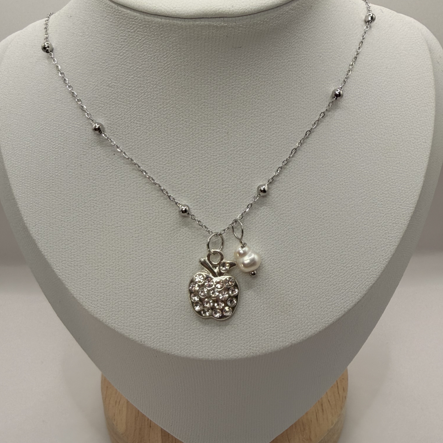 Collar Apple Pearl Chic | collar plateado manzana