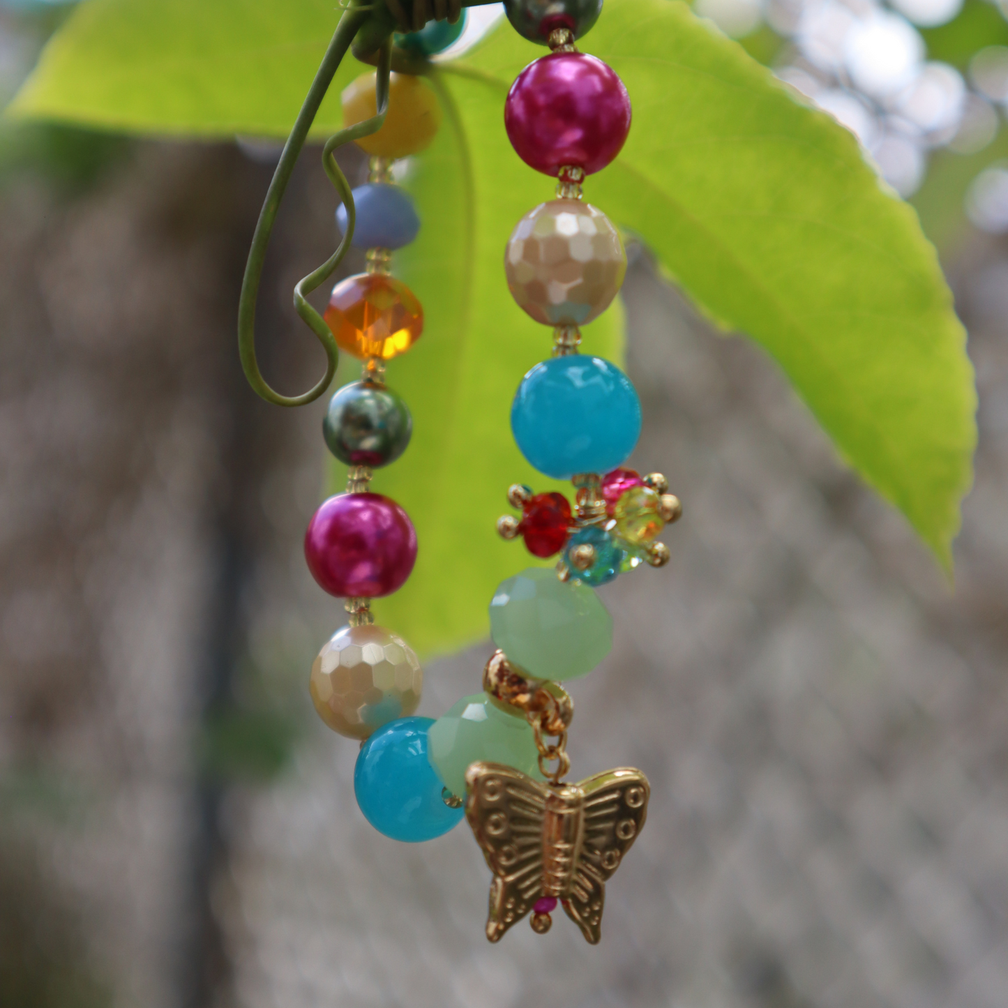 Alas de luz | pulsera elástica de colores con dije en forma de mariposa