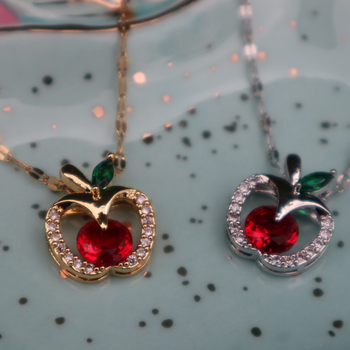 Elegant apple Necklace | Cadena elegante de manzana