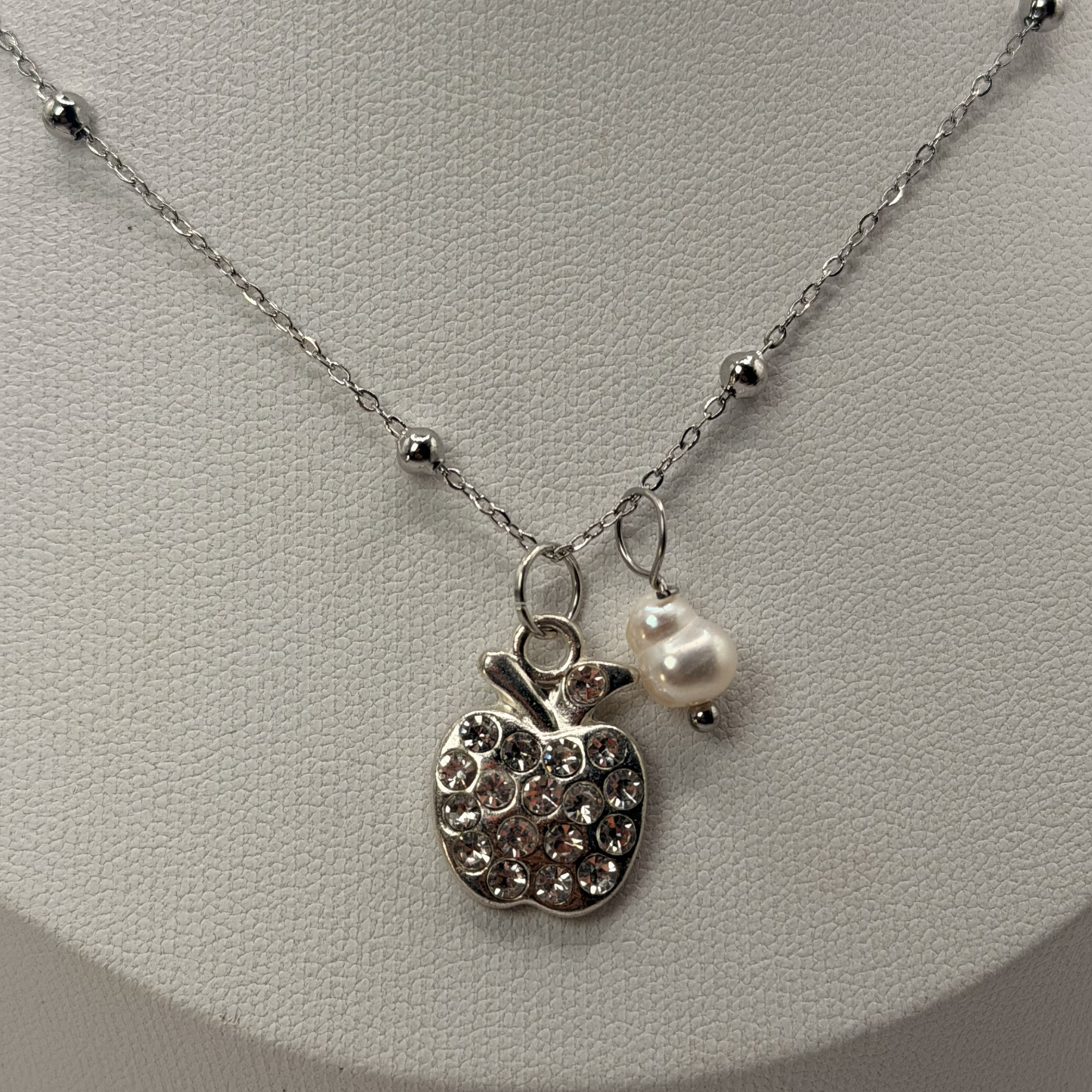 Collar Apple Pearl Chic | collar plateado manzana