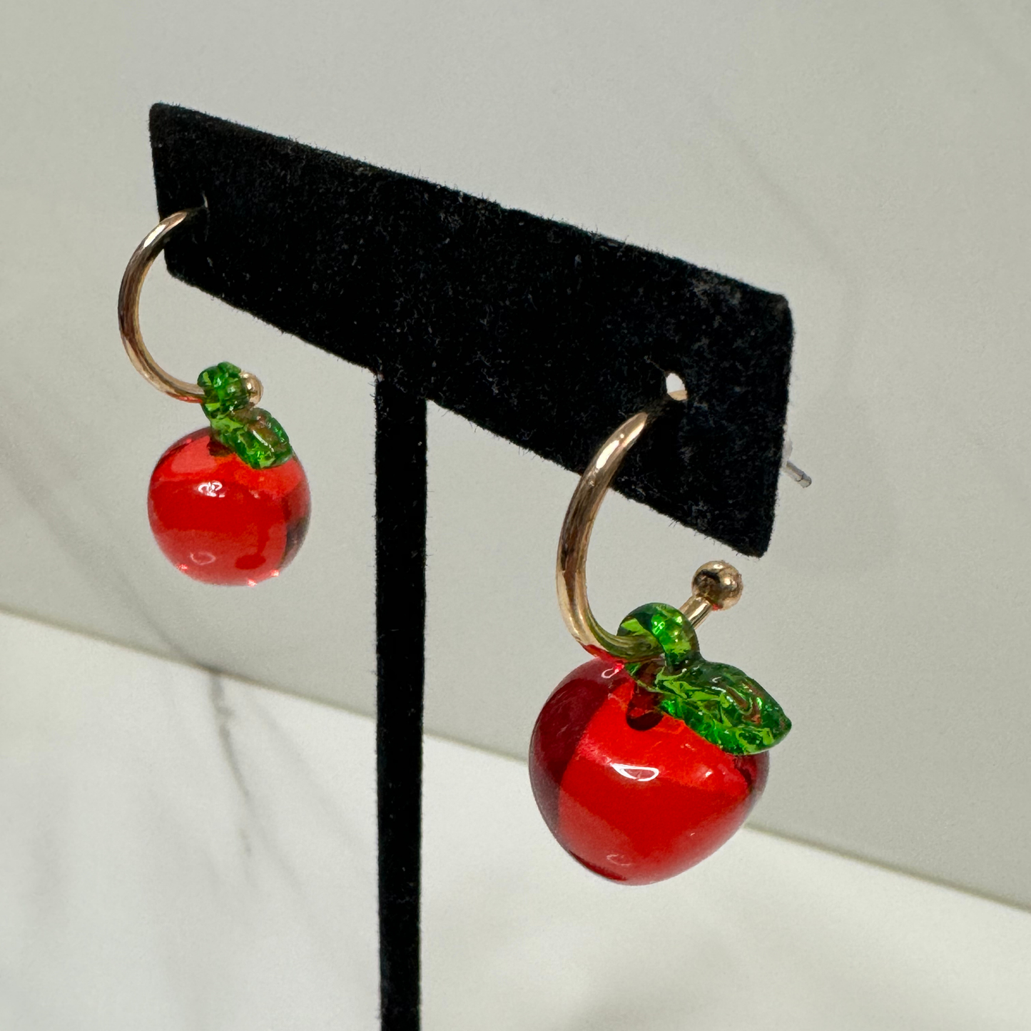 Apple drop cuff| Aretes con colgante de manzana en resina