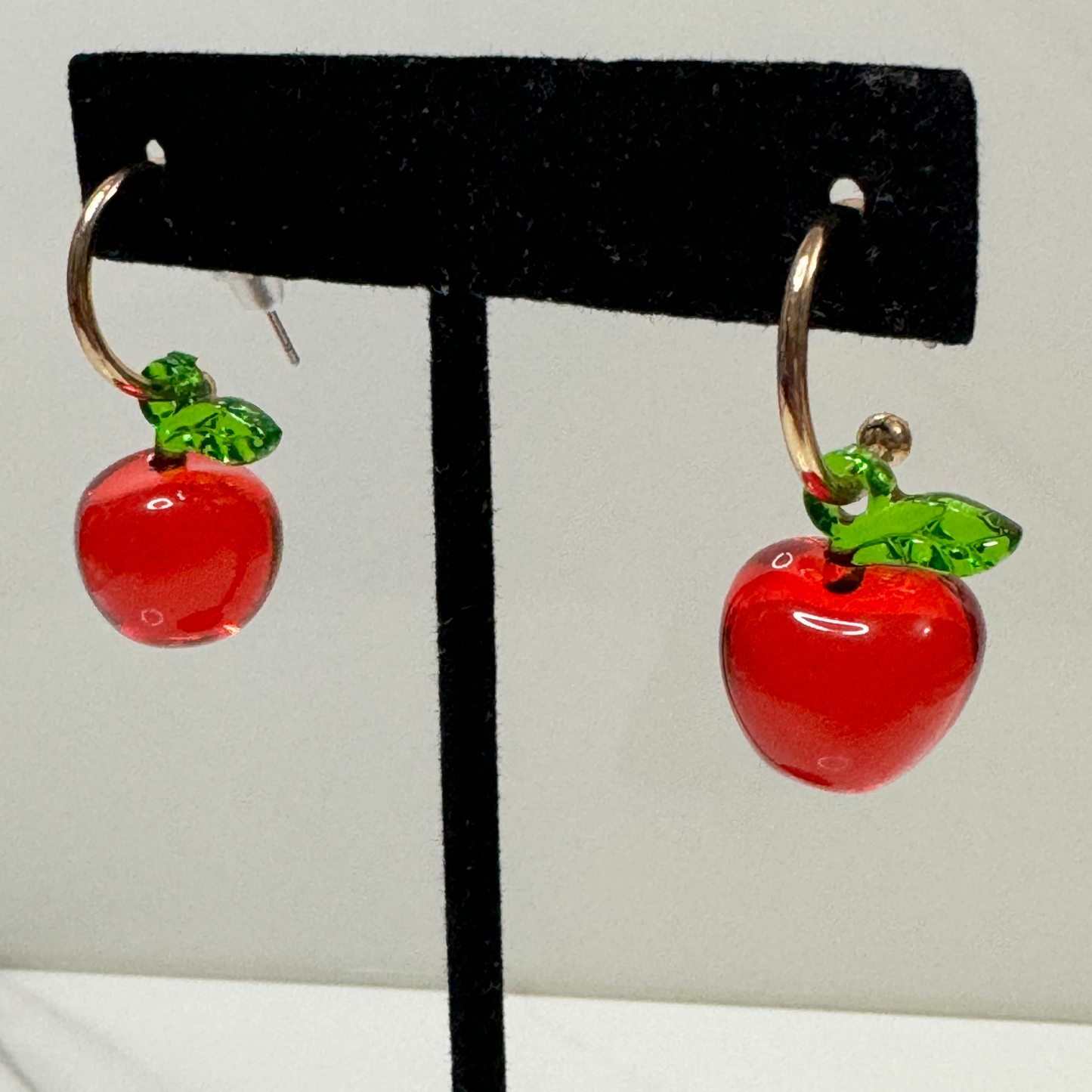 Apple drop cuff| Aretes con colgante de manzana en resina