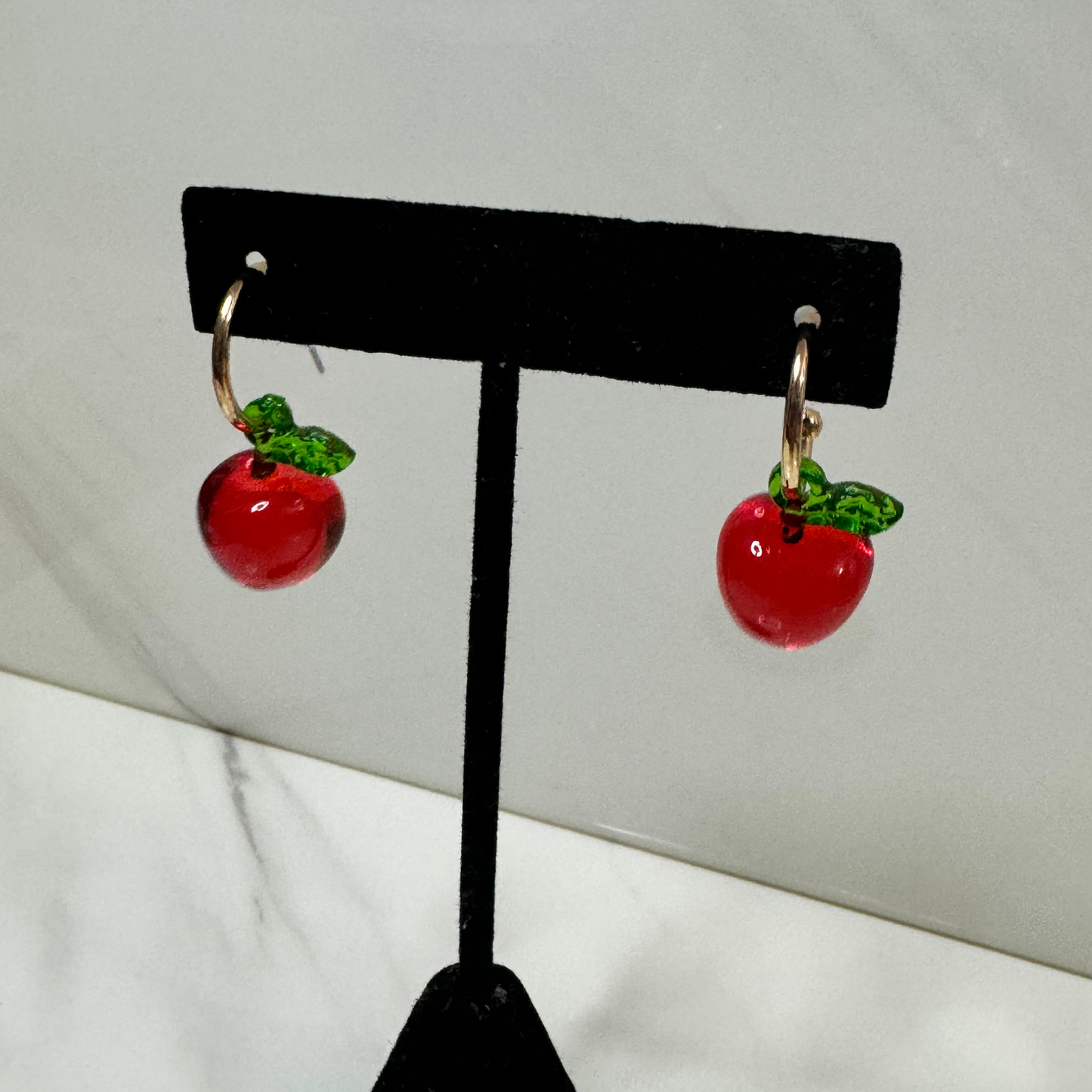 Apple drop cuff| Aretes con colgante de manzana en resina