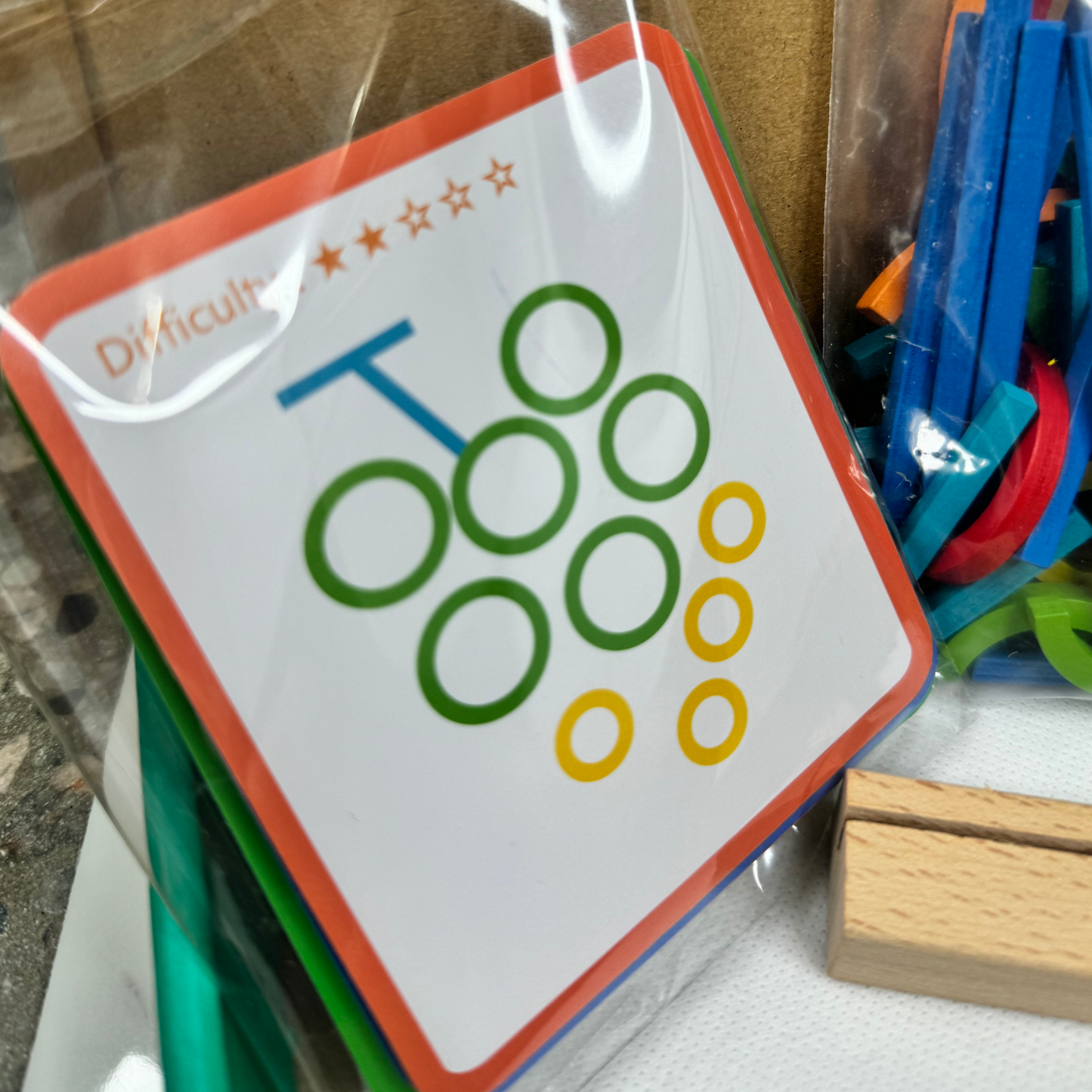 Juego educativo "Sticks and Rings" Aprendiendo con formas, figuras y colores.