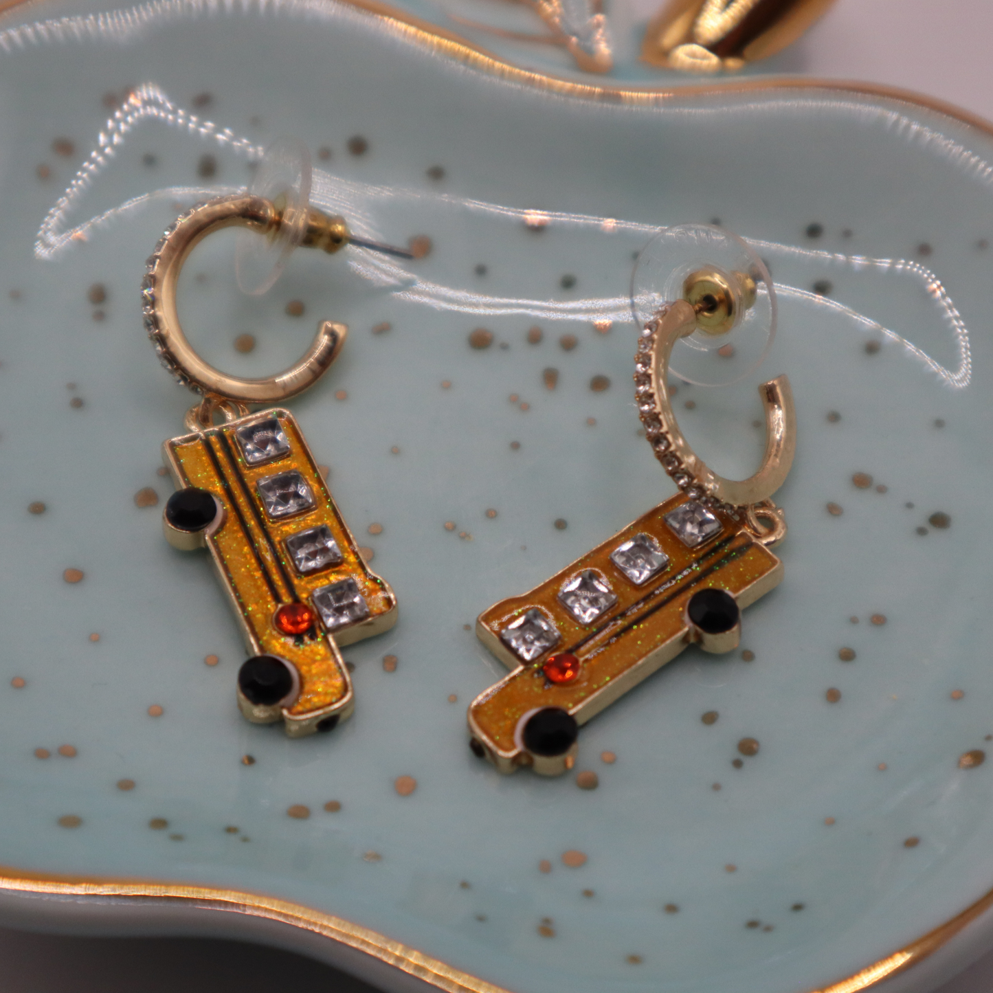 Aretes drop con colgante en forma de guagua escolar | School bus earrings