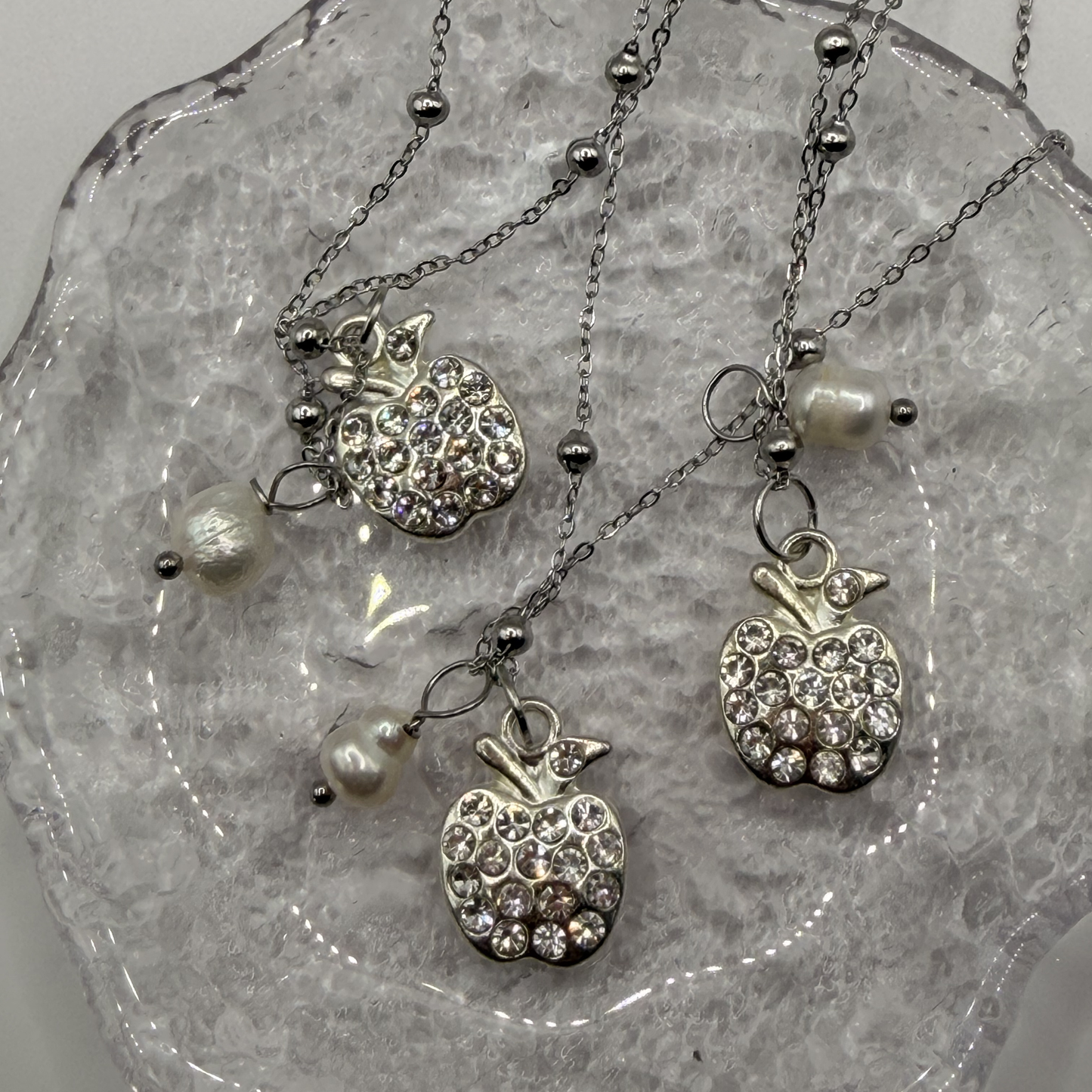 Collar Apple Pearl Chic | collar plateado manzana