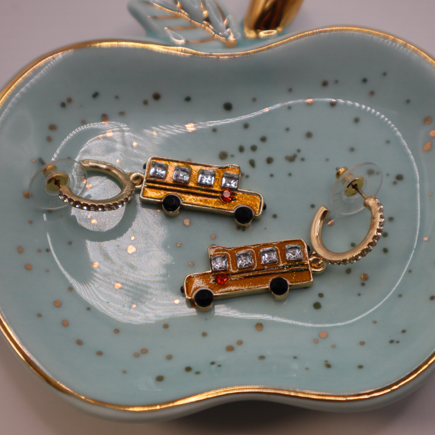 Aretes drop con colgante en forma de guagua escolar | School bus earrings