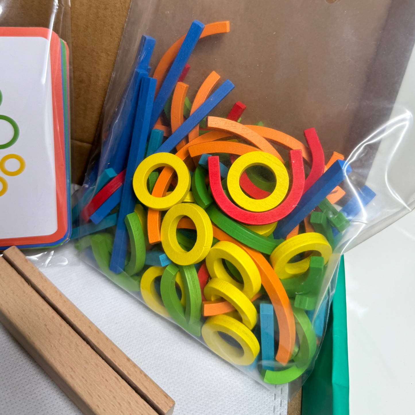 Juego educativo "Sticks and Rings" Aprendiendo con formas, figuras y colores.