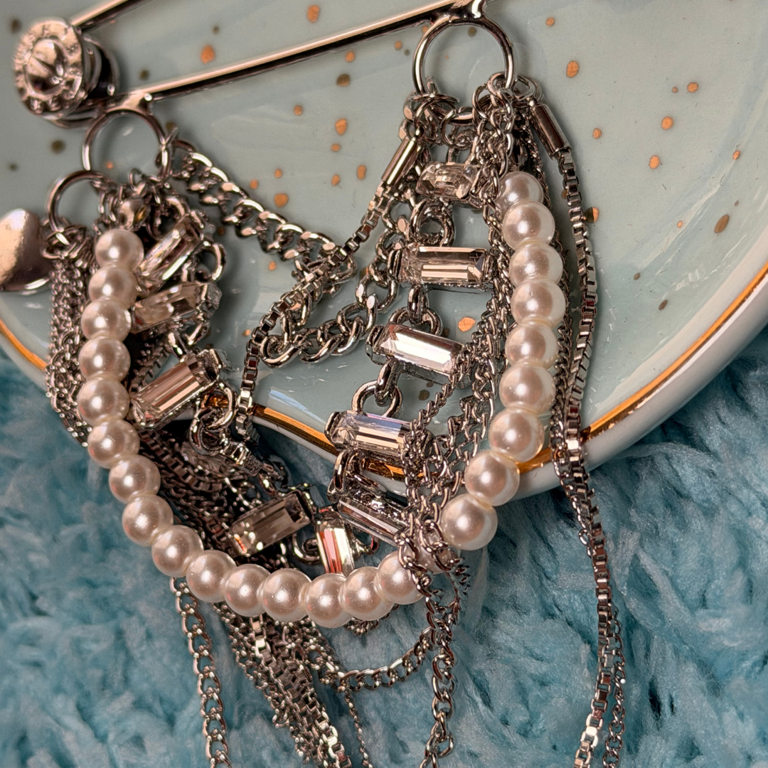 ✨ Prendedor Glam con Perlas, Cadenas y Cristales