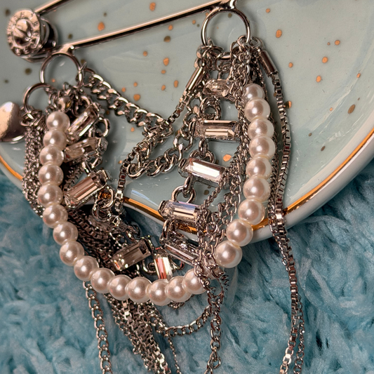 ✨ Prendedor Glam con Perlas, Cadenas y Cristales