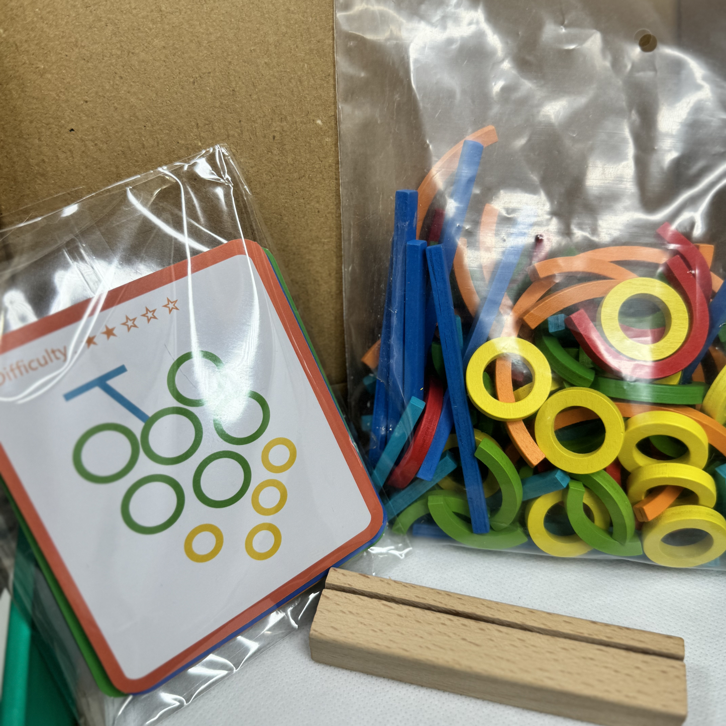 Juego educativo "Sticks and Rings" Aprendiendo con formas, figuras y colores.