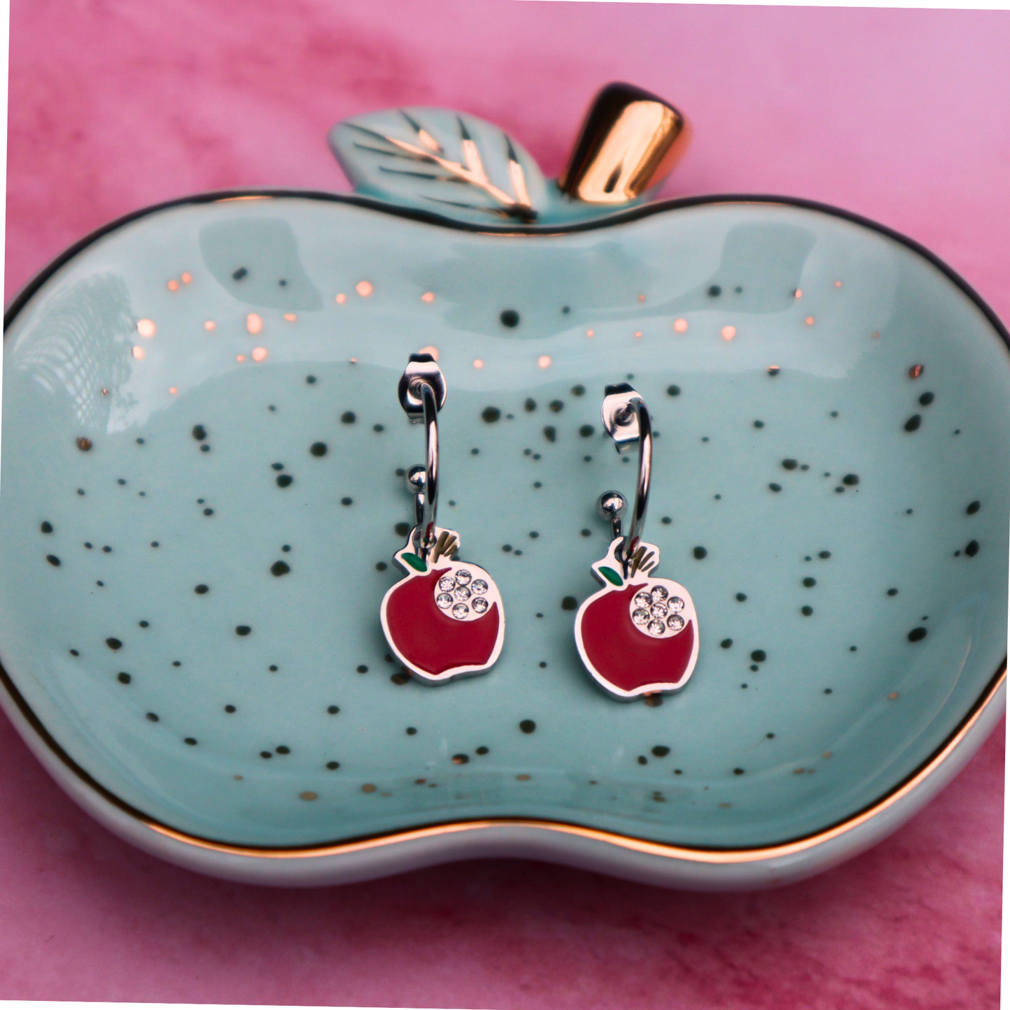 Apple drop earrings | Aretes con colgante de manzana en acero inoxidable