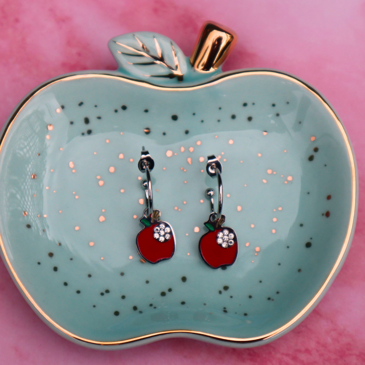 Apple drop earrings | Aretes con colgante de manzana en acero inoxidable