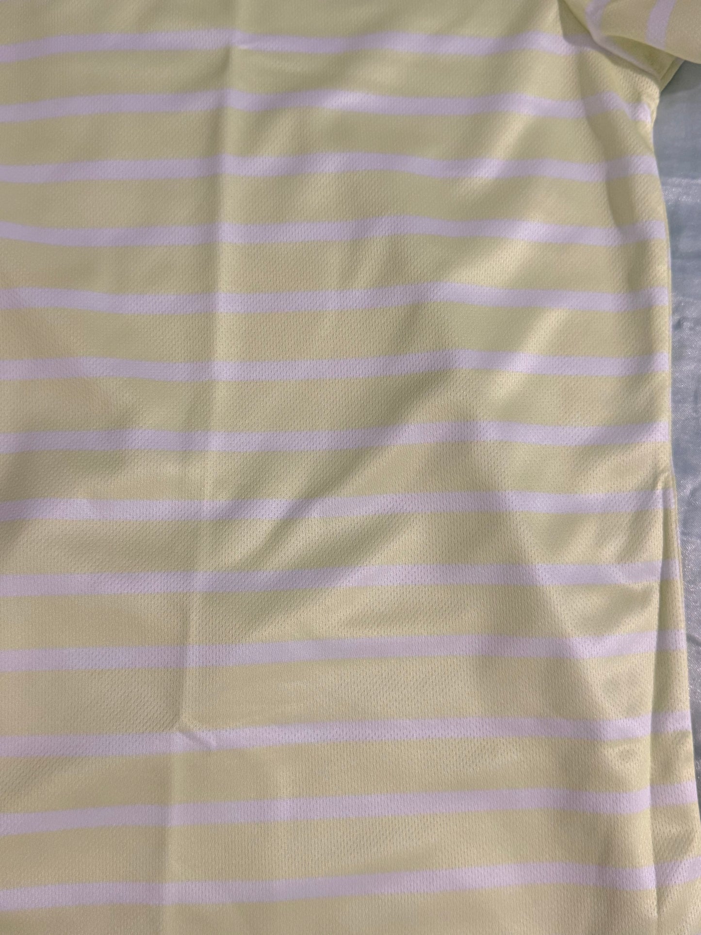 Camisa de rayas blanca y amarillo