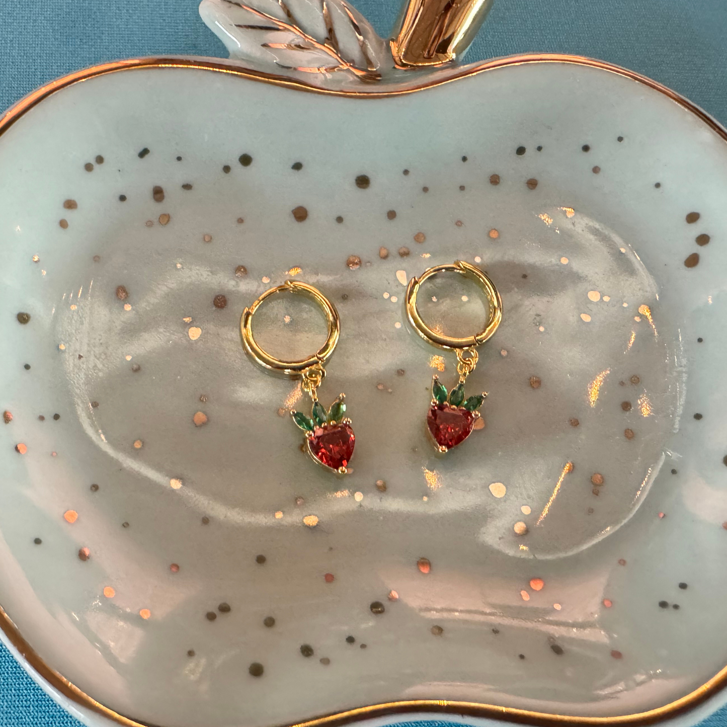 Apple gold drop earrings | Aretes con colgante de manzana en acero inoxidable dorado