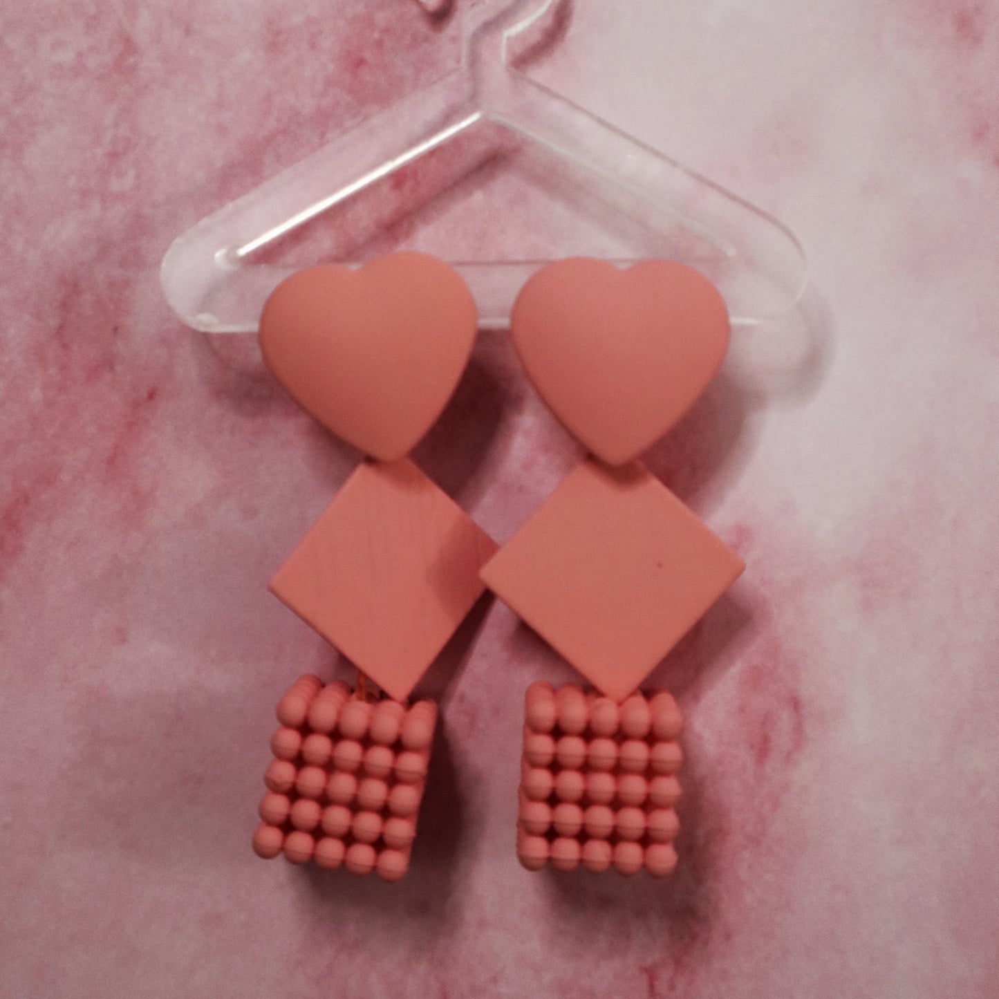 Rubik earrings | Aretes en forma de cubo y corazón