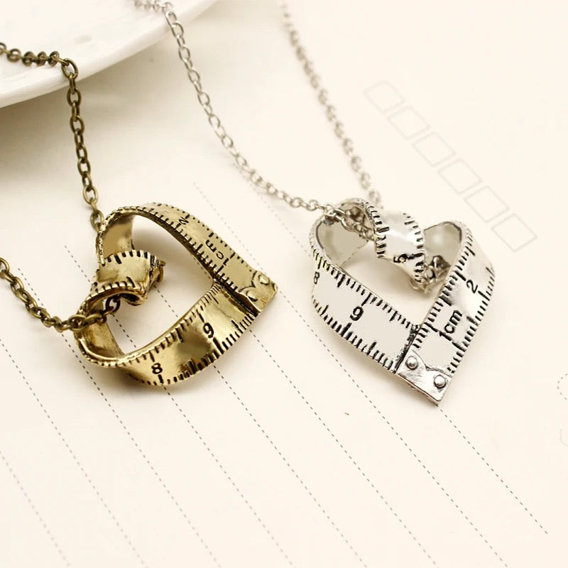 Ruler heart pendant chain | Regla corazón cadena